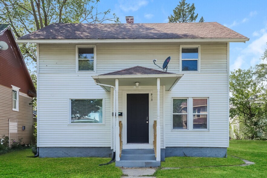 Building Photo - 913 College St