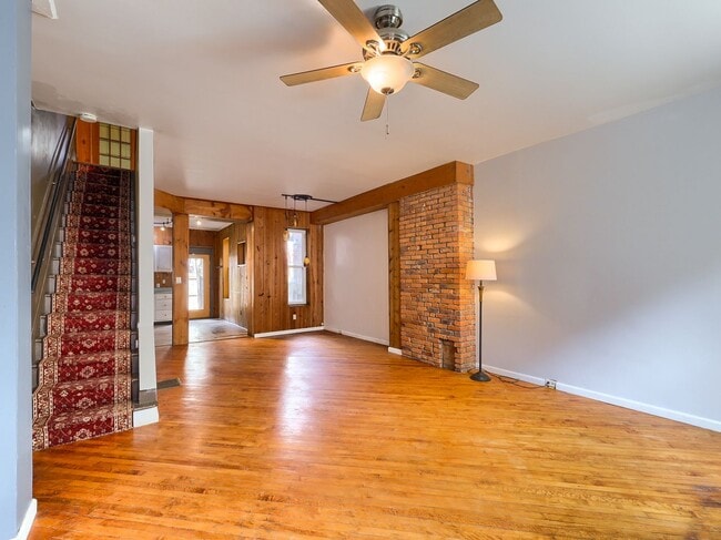 Building Photo - Large 2BR/2BTH house on Penn St!