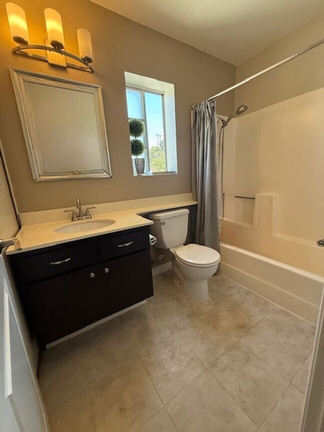 Building Photo - Lovely Eastlake condo