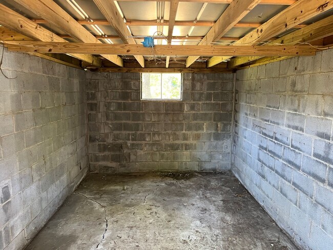 Building Photo - Newly Renovated 2 Bedroom Bungalow!!!