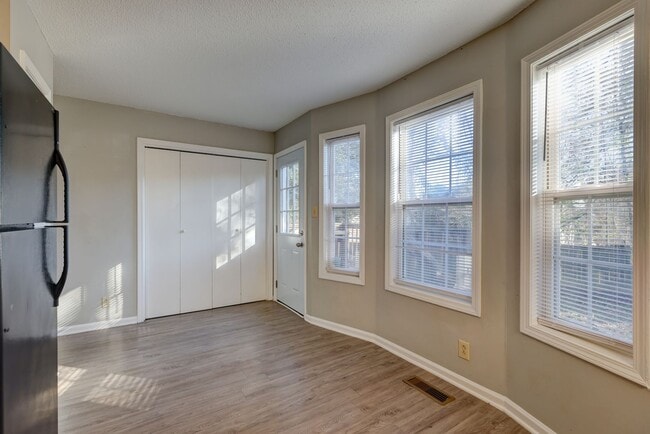 Building Photo - Sweet 3 br 2 ba. in the Heart of St. B.