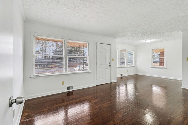 Building Photo - $1,595/month | 3 Bed | 2 Bath | Single-Level Ranch