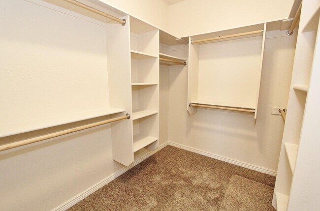 Building Photo - 2122 W Pine Ave