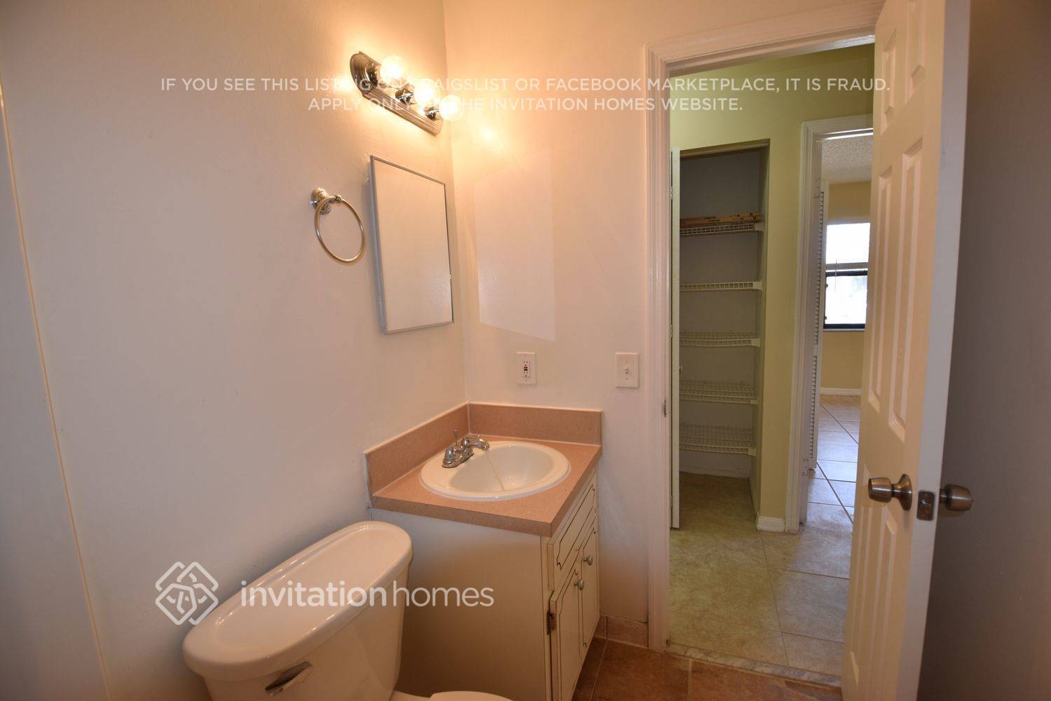 Building Photo - 9014 Fashion Pl