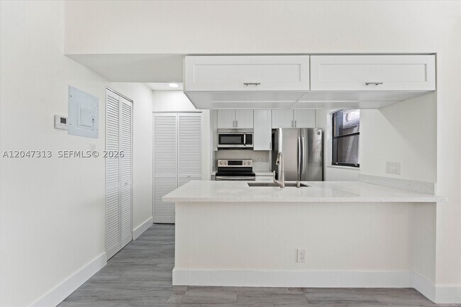 Building Photo - 2025 SW 82nd Ave