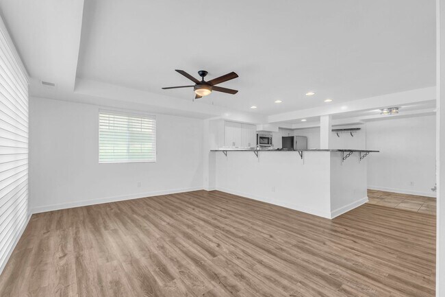 Building Photo - Large, Luxurious 2 Bedroom 2 Bath at Parks...