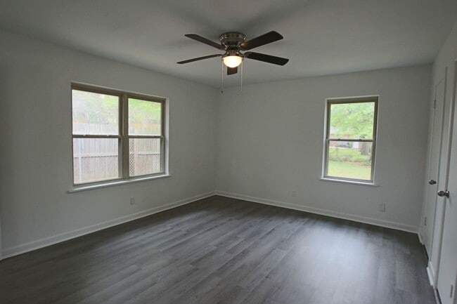 Building Photo - Adorable 3 Bed 2 Bath in Tyler with TWO Living Spaces! 1/2 OFF FIRST FULL MONTHS RENT!!