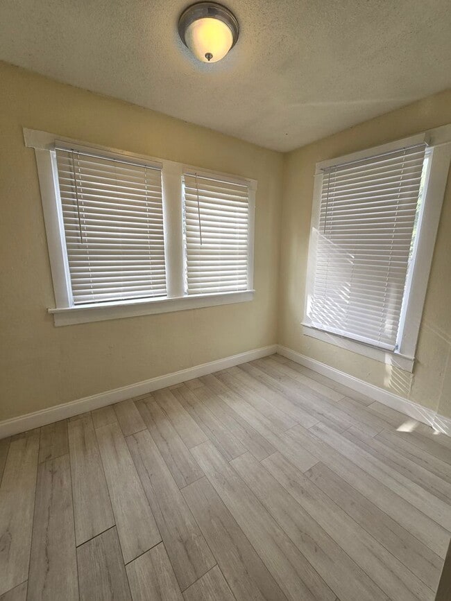 Building Photo - CHARMING 2 BEDROOM 1 BATH APARTMENT HOME - $500 OFF FIRST MONTH RENT!