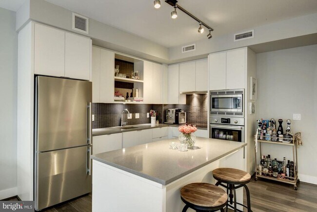 Building Photo - River-View 2BD Luxury Condo with Balcony and Parking!