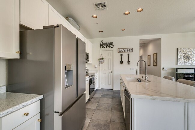 Building Photo - 2837 E Dunbar Dr