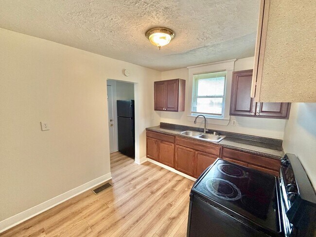 Building Photo - 3911 Larkwood Ave