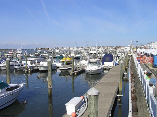 Building Photo - 110 N Gladstone Ave