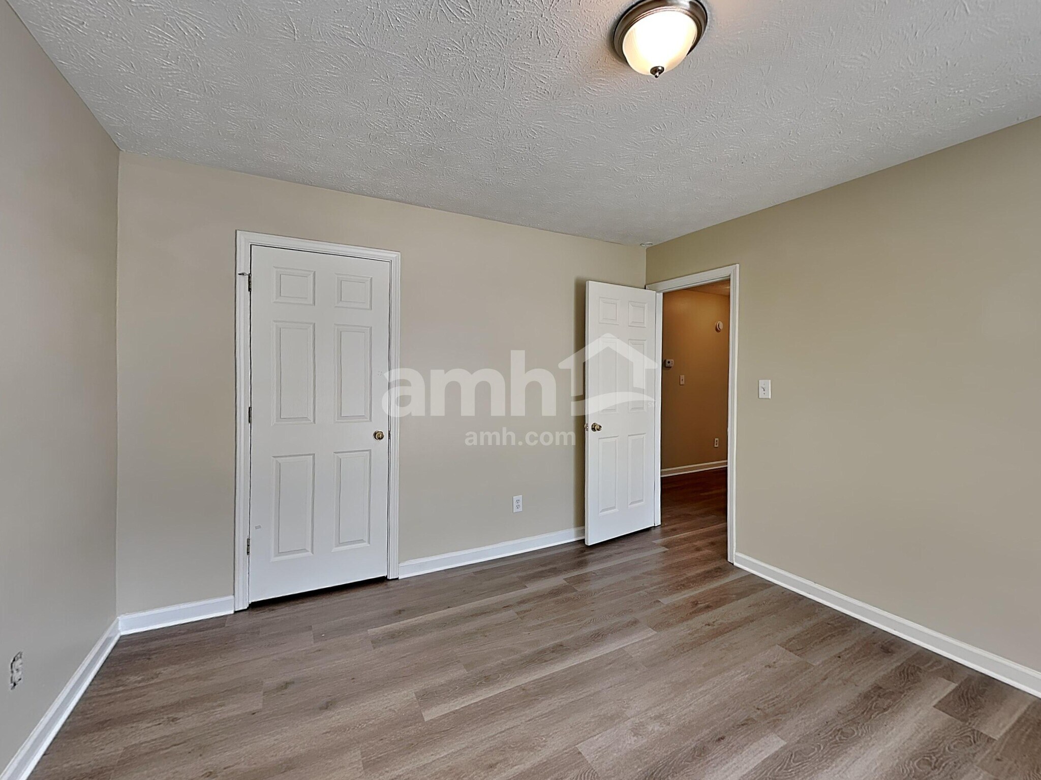 Building Photo - 2880 Camelot Woods Dr