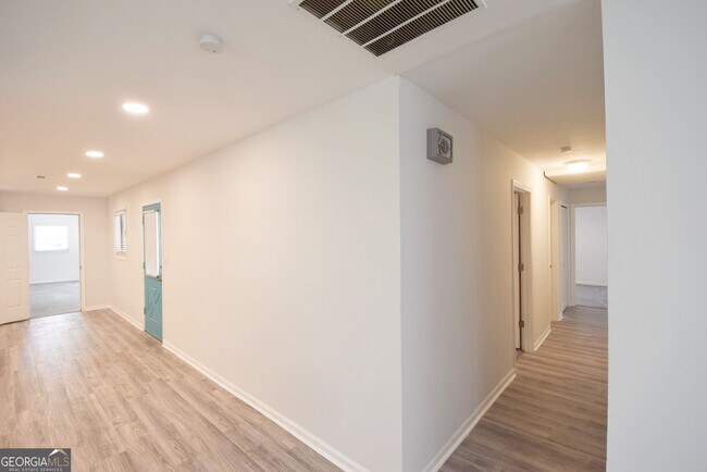 Building Photo - 98 Woodvalley Dr