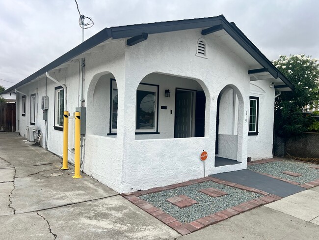 Primary Photo - 819 W 9th St