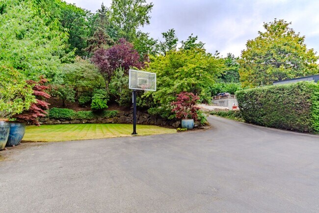 Building Photo - 4Bd/4Ba Seattle Home