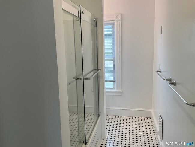 Building Photo - 13 Alger St