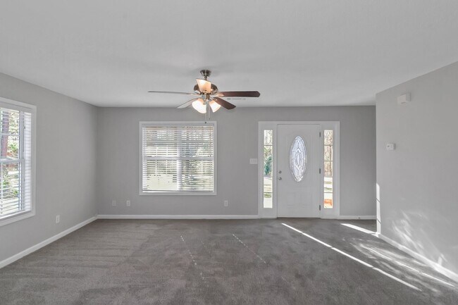 Building Photo - Adorable 3BR / 2Bath Home in Griffin! 1 Acre Lot!