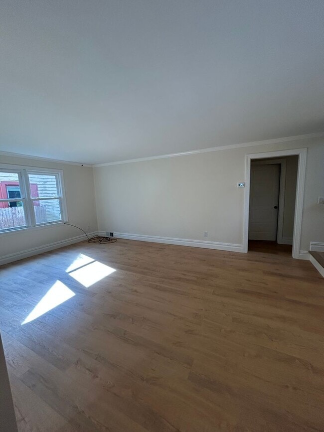 Building Photo - 147 W Hamilton Ave