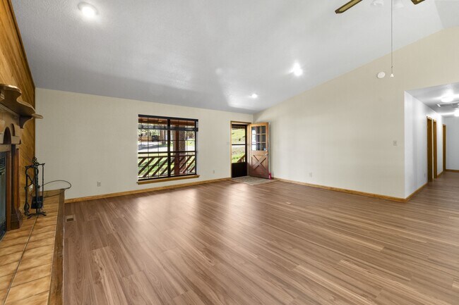Building Photo - 103 E Miller Ct