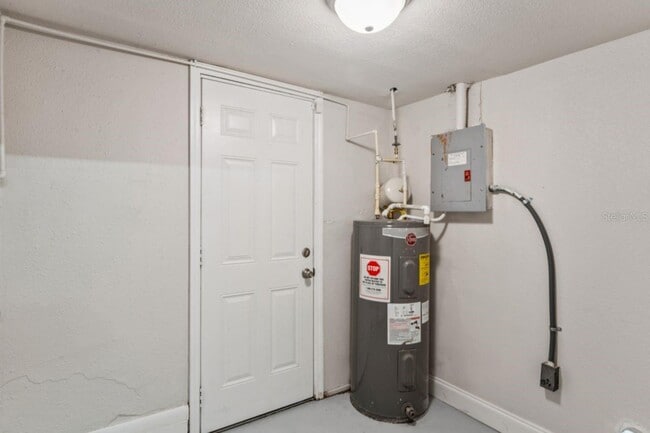 Building Photo - 1470 Overlea St