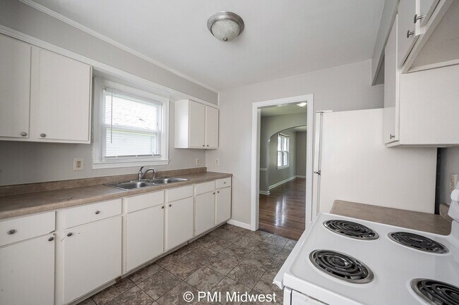 Building Photo - "Charming 2-Bed Home with Gleaming Hardwoo...