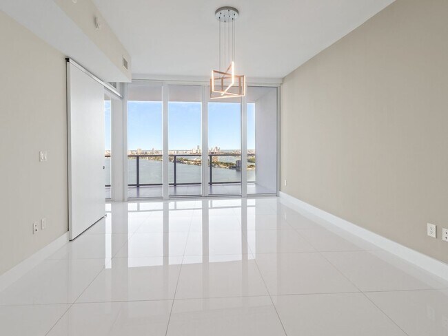 Building Photo - 2020 N Bayshore Dr