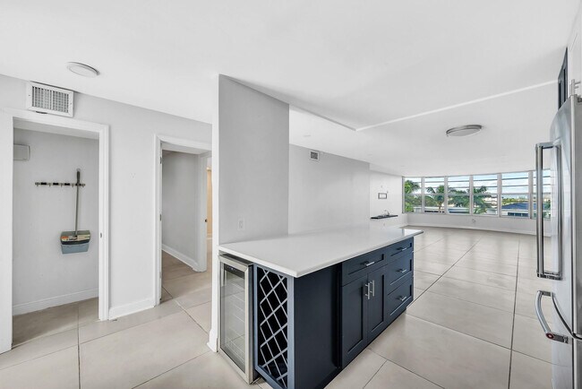 Building Photo - 3051 NE 48th St