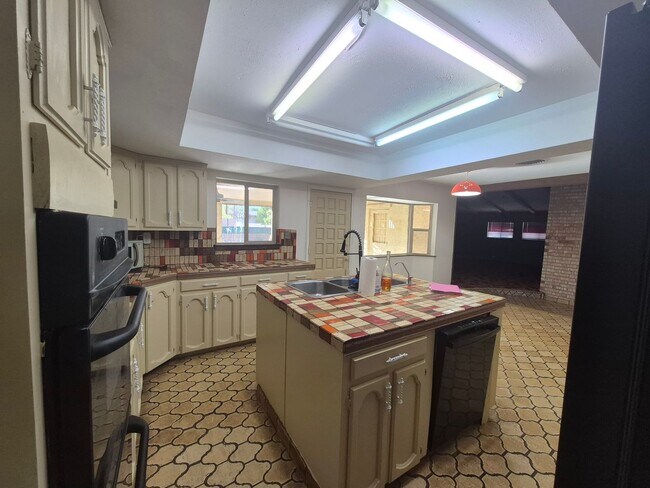 Building Photo - Spacious 4 bedroom 2 bath