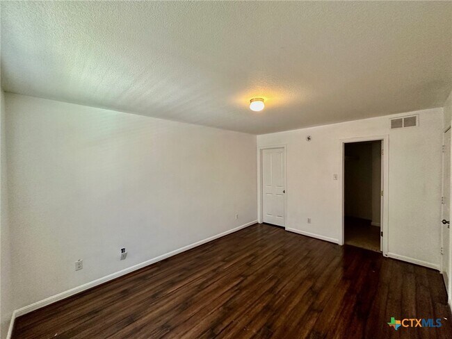 Building Photo - 135 Rush Haven