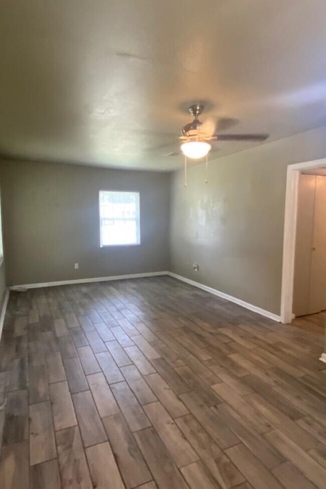 Building Photo - 926 Apache St