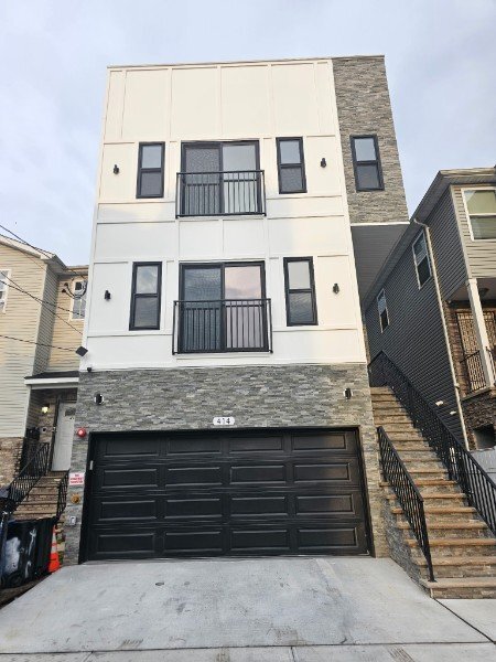 Building Photo - 414 S 10th St