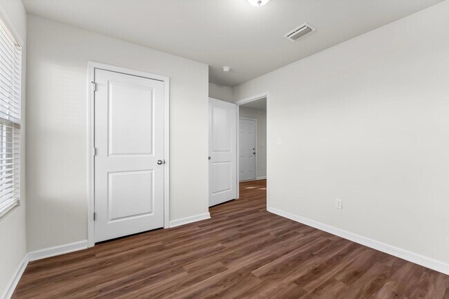 Building Photo - 698 Whispering Creek Ave