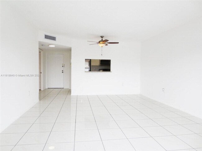 Building Photo - 4164 Inverrary Dr