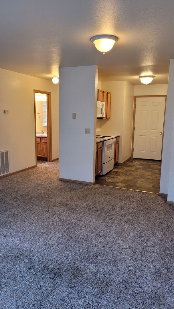 Building Photo - Bright & Convenient Townhouse Living!