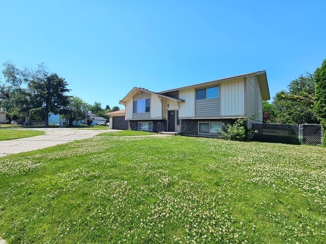 Building Photo - $2,700 – Spacious 4 Bed / 2 Bath Home in S...