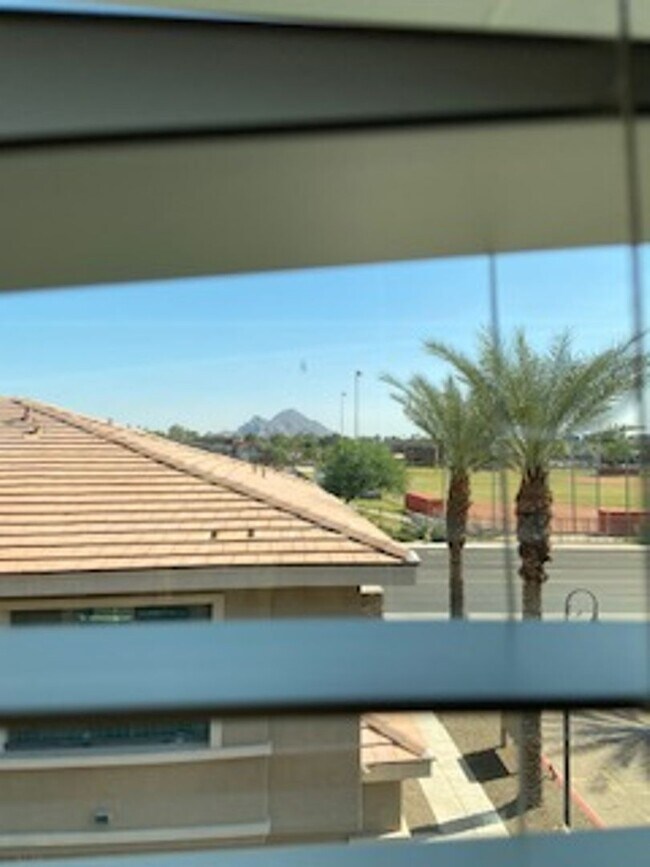 Building Photo - 3 BDRM W/DEN TOWNHOUSE IN PHX