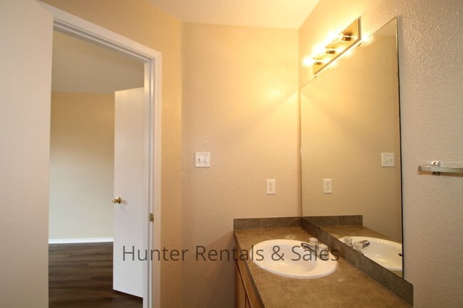Building Photo - Delightful Townhouse!