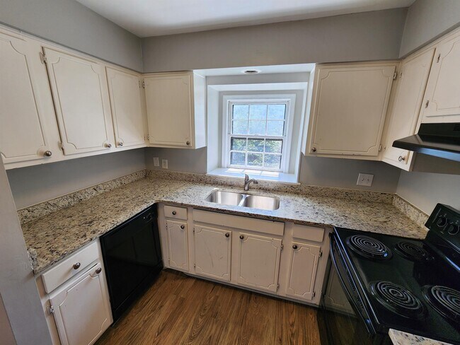 Building Photo - 67 Montre Square NW