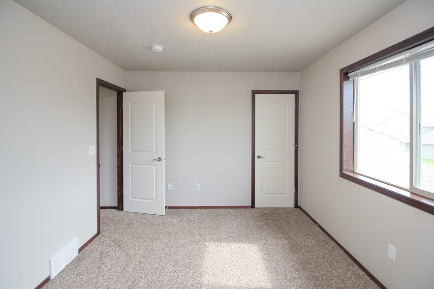 Building Photo - 1013 Tanner Ct