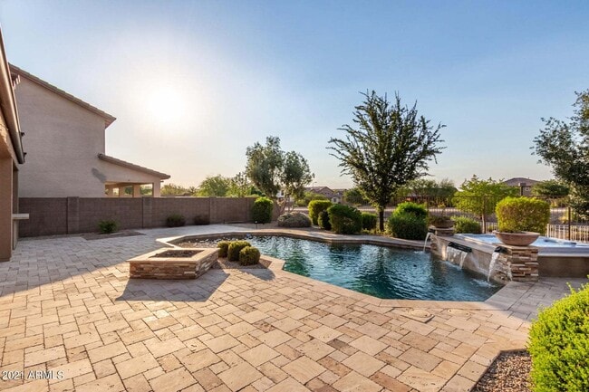 Building Photo - Eagle Glen Cul-de-sac Beauty