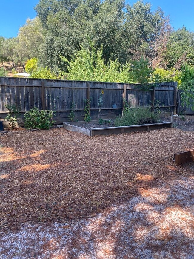 Building Photo - Charming 2 bedroom, 1 bathroom house with ...