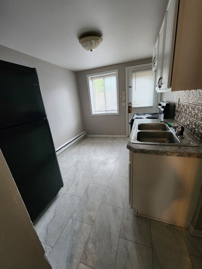 Building Photo - 909 W Adams St