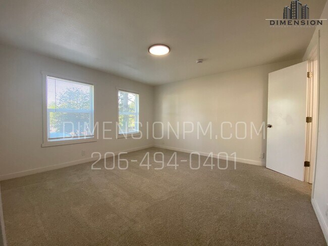 Building Photo - 4 Bed 2.5 Bath Remodelled Manufactured Home in Kent! Available NOW! Easy self showings!
