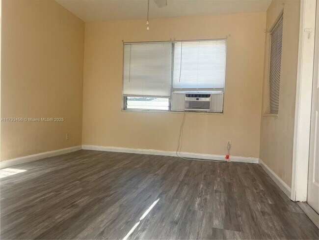 Building Photo - 211 SE 9th Ct