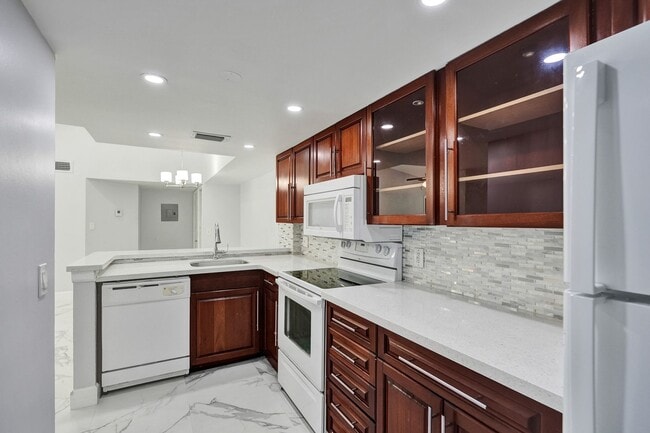 Building Photo - Renovated and Updated 2 Bed, 2 Bath Condo ...
