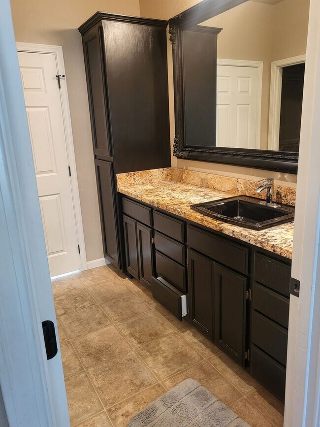 Building Photo - 3 bed 2 bath Home for Rent in Grants Pass