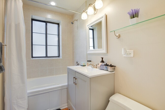 Building Photo - 7425 N Sheridan Rd