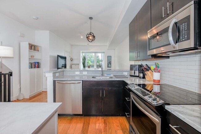 Building Photo - 1202 Jackson St NE