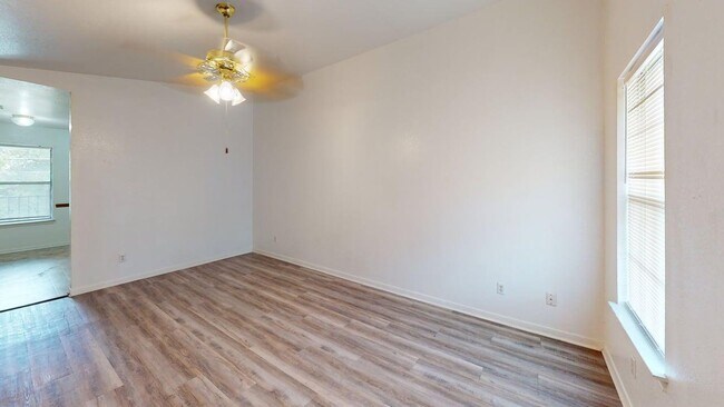 Building Photo - 204 W Truman Ave